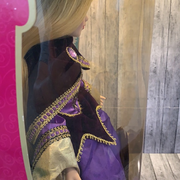 Aurora Porcelain Keepsake Doll Holiday Jewels Ed. - Picture 6 of 9